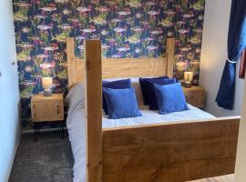 Stunning quirky home in Amble, hotel en Amble