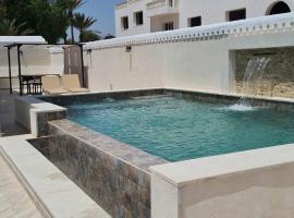 Villa Raya: Aghīr şehrinde bir otel