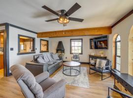 Private Boat Slip and Dock Lakefront Grove Retreat!, hotel v destinaci Grove