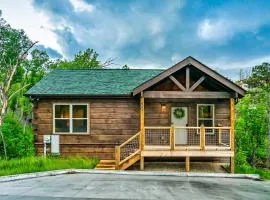 Modern Mountain Cabin! Hot Tub! Near Downtown!