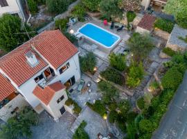 Family Villa Rošin with Garden&Pool, hotel v Milni