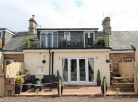 Berwick Upon Tweed - Norham - 15 Minutes From Beach - Dog Friendly - 3 Bedrooms 2 Bathrooms Cottage - Large Balcony - Private Garden - Off Street Parking - Quiet Rural Location - Fast Wifi, מלון בברוויק-אפון-טוויד