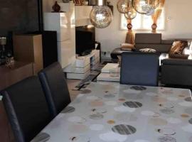 Maison chaleureuse avec barbecue quartier calme, hôtel à Voivres-lès-le-Mans