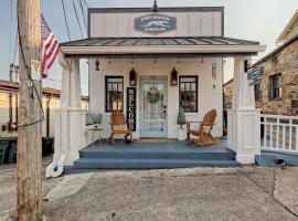 King Bed Bungalow Just Feet from Historic Main Street, hotel din Blue Ridge