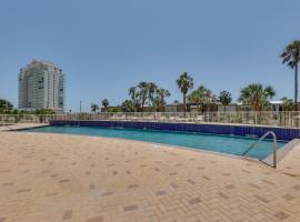 South Padre Island Gem Community Pool and Hot Tub!, hotel in South Padre Island