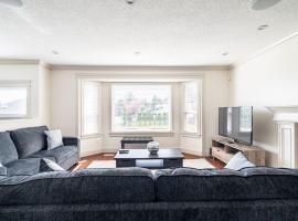 Spacious family home upper level 3 bedrooms, hotel in Surrey