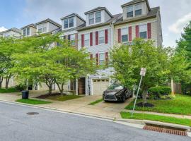 Owings Mills Townhouse 8 Mi to Liberty Reservoir!, cheap hotel in Owings Mills