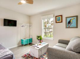 Cozy Lakeland Vacation Rental with Pool Access!, hotel with parking in Lakeland