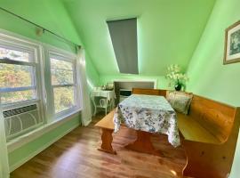 Cozy 1-bedroom loft with falls view 4mins to falls, vacation home in Niagara Falls