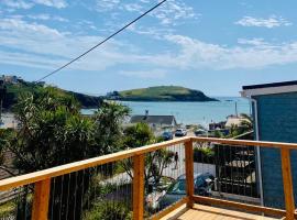 Modern Beach House overlooking the Sea, hótel í Bigbury