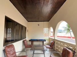 Exclusive Holiday Villa with Pool in Accra, cottage in Accra