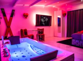 SECRET SUITE "Mr Grey" - Jacuzzi privatif - Gare RER C - Proche Paris, hotel com banheiras de hidromassagem em Br&eacute;tigny-sur-Orge