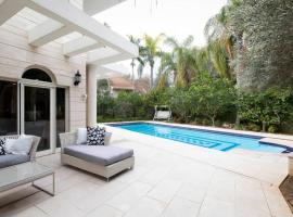 Luxurious & Exclusive Villa, 10 min from the beach, cabaña o casa de campo en Herzliya