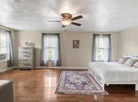Hot Tub! LRG Home! Sleeps 22!Near Ithaca! Dogs OK