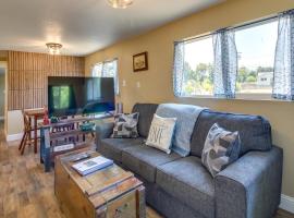 Cozy Coos Bay Retreat with On-Site Creek and Fishing!, vila v destinaci Coos Bay