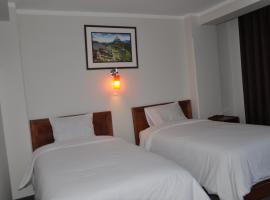 CESAR'S HOTEL PERU, hotel na may parking sa Puno