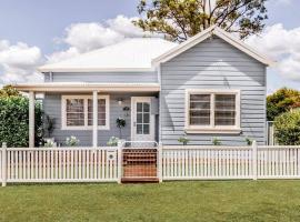 Hamptons House on Hunter with fire pit, holiday home in Aberdare