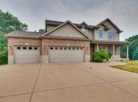 Prime Peoria Retreat with Deck and Fireplace!, hotelli kohteessa Peoria