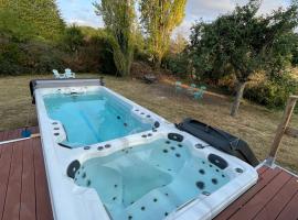 Country House "La Parenthèse verte "50mn to Paris with pool and hot tub, Hotel in La Boissière-École