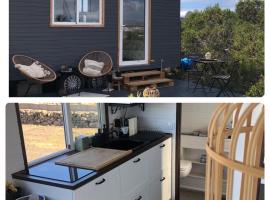 Tinyhouse Luna with AC, BBQ and beautiful view, Hotel in La Vegueta