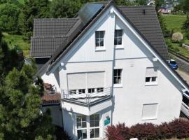 Ferienwohnung Fischer mit E-Ladestation direkt am Haus, cheap hotel in Grünstädtel