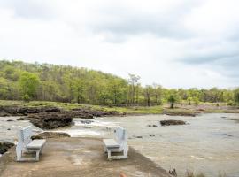 SaffronStays Siesta by the River, hotel v destinaci Murbād