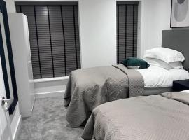 4-Level Luxury 2 Bedroom House Sleeps 6, Rooftop, Harry P & Free Parking, hotel in Watford