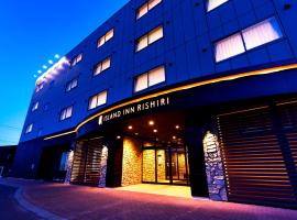 Island Inn Rishiri، فندق مع موقف سيارات في Rishirifuji