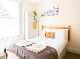 4 bed rooms 5 double beds holidays house near train station, hotel din Plymouth
