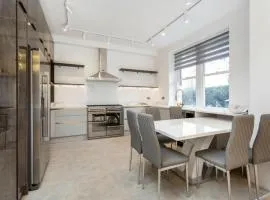 Modern Chelsea Flat, 3Bd 2Bath, with Parking