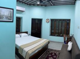 Teakwood Suite - Nokha House, hotel mesra haiwan peliharaan di Kolkata