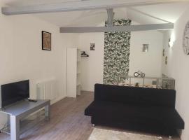 Petite maison Juvisy, Orly 7 min, Paris 15min, hotel in Juvisy-sur-Orge