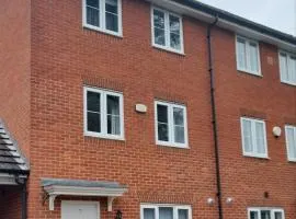 Spacious 4-Bedroom House in Aylesbury Ideal for Contractors Professionals or Larger Families