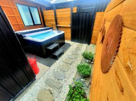 Hawea Heaven: Superking beds + Hot Tub + Mountain, villa i Wanaka