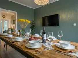 Premium Designer 4 Bedroom Home in Clifton - 3 Bathrooms & Cinema Room