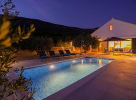 Villa Sole with Private Pool, готель у місті Каштела