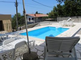 Apartment INES 2 with terrace, sea view, Jacuzzi, outdoor pool, hotel in Novi Vinodolski
