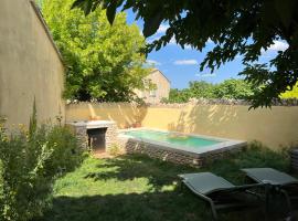 Charming village house in Goult, Hotel in Goult