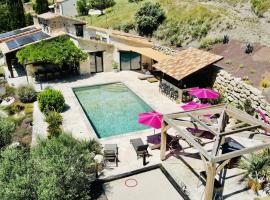 Maison en pierre, hotell med pool i Buis-les-Baronnies