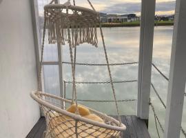 On the water boat House: Whangarei şehrinde bir otel