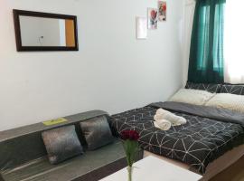 Fully Furnished Staycation - Neflix, Pool,Can cook near Mactan Airport, hotell i Maribago