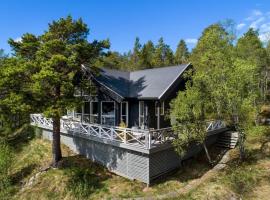 Cabin in Malangen, hotel with parking in Mestervik