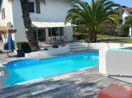 une maison avec piscine chauffée，位于Mouguerre的酒店