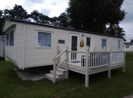 Del's den lakeside weeley bridge 2bedroom, hotel na may parking sa Weeley