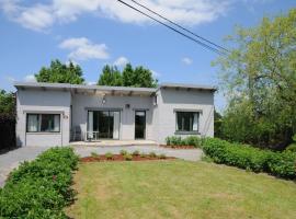 Spacious bungalow for 6 people with hot tub and large landscaped garden, hótel í Noiseux