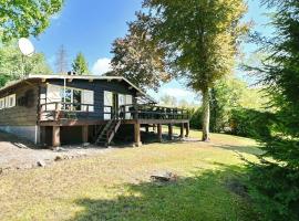 Beautiful and cozy wooden chalet with a beautiful large enclosed garden, hotel em Biron