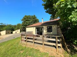 비르통에 위치한 호텔 Bungalow 6 people near the lake of Vallée de Rabais in Virton