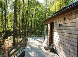 modern chalet for 4 people ideally located in the woods, hotel v destinaci Oignies