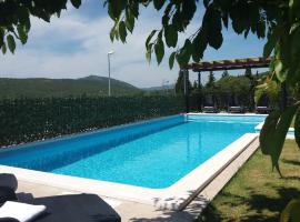 A peaceful retreat in a hill landscape near Split, hotel din Koprivno