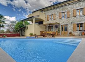 Chic holiday home in Br i i with private pool: Juršići şehrinde bir otel
